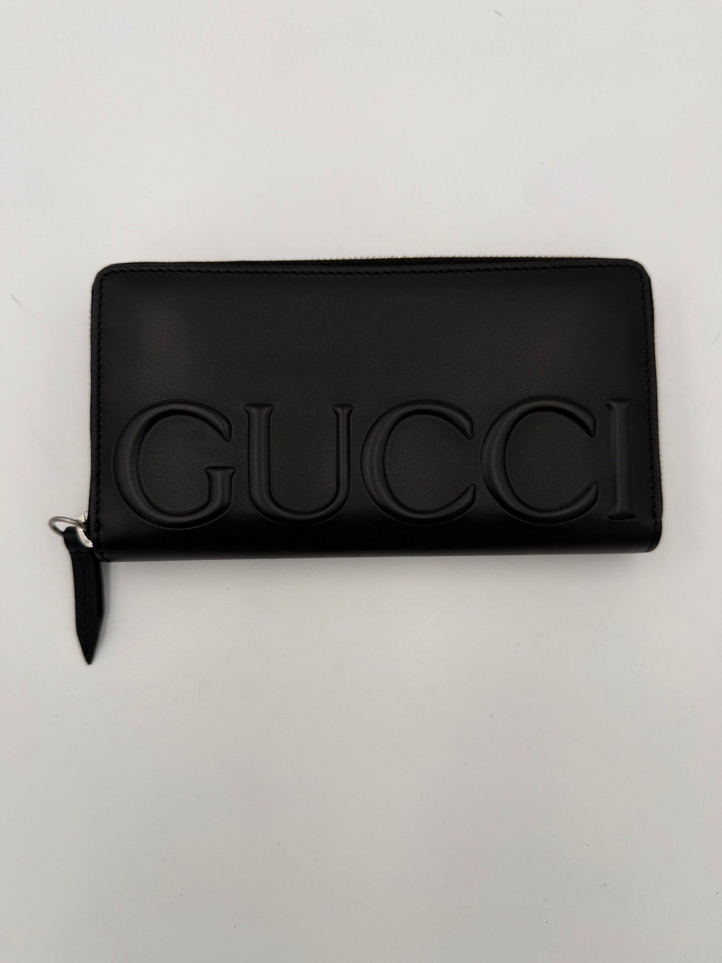 Gucci Svart Plånbok I Läder Med Dragkedja Och Präglad Logotyp