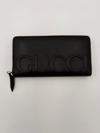 Gucci Svart Plånbok I Läder Med Dragkedja Och Präglad Logotyp