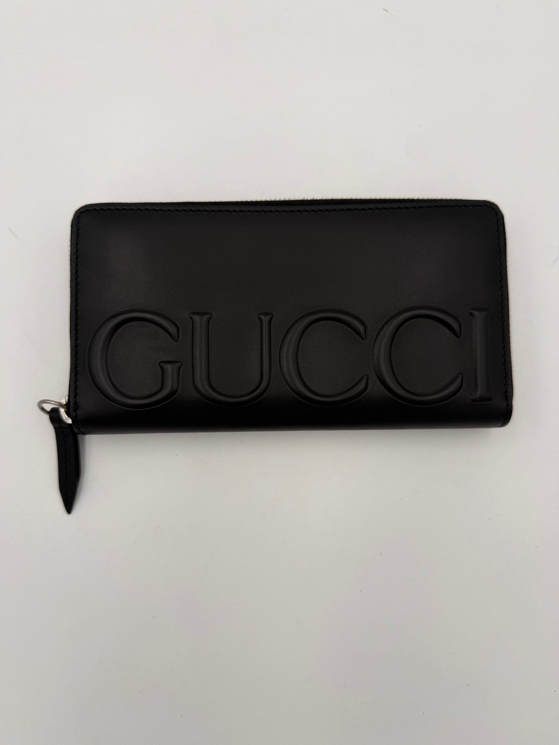 Gucci Svart Plånbok I Läder Med Dragkedja Och Präglad Logotyp