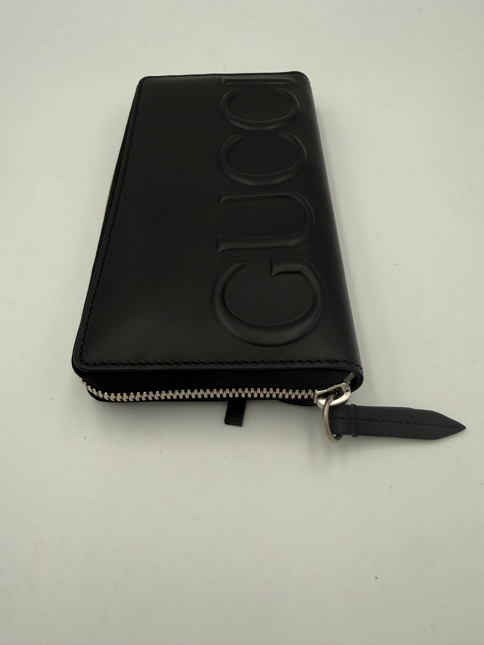 Gucci Svart Plånbok I Läder Med Dragkedja Och Präglad Logotyp
