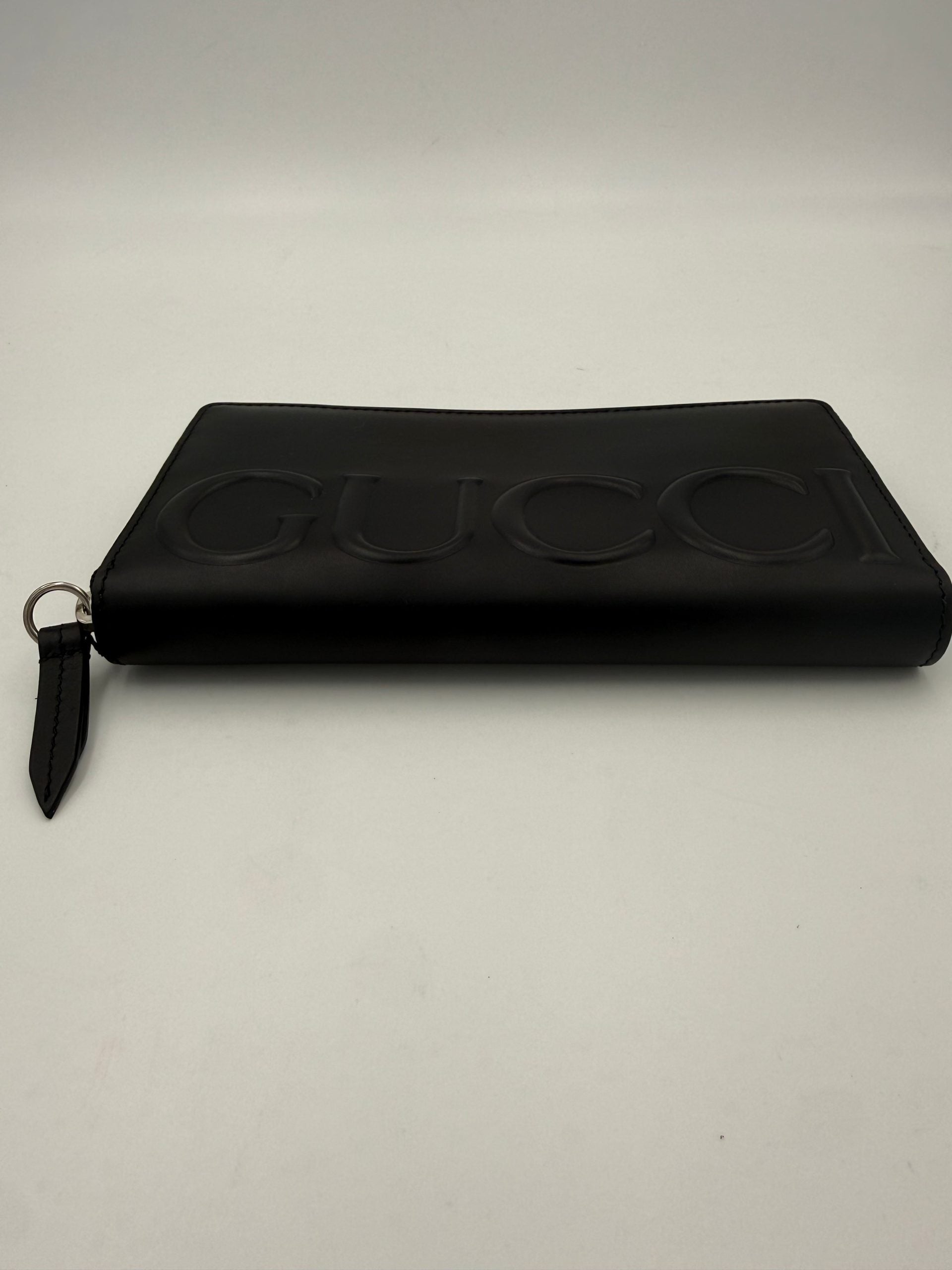 Gucci Svart Plånbok I Läder Med Dragkedja Och Präglad Logotyp
