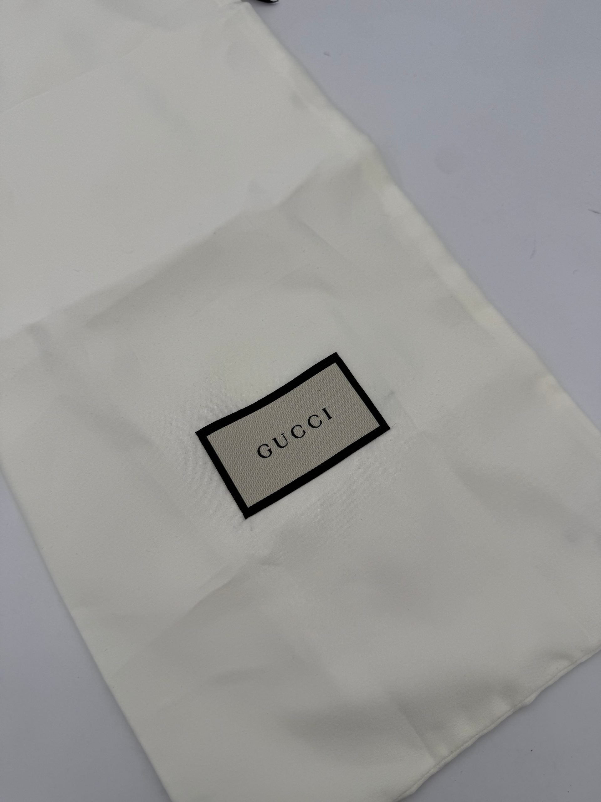 Gucci Svart Plånbok I Läder Med Dragkedja Och Präglad Logotyp
